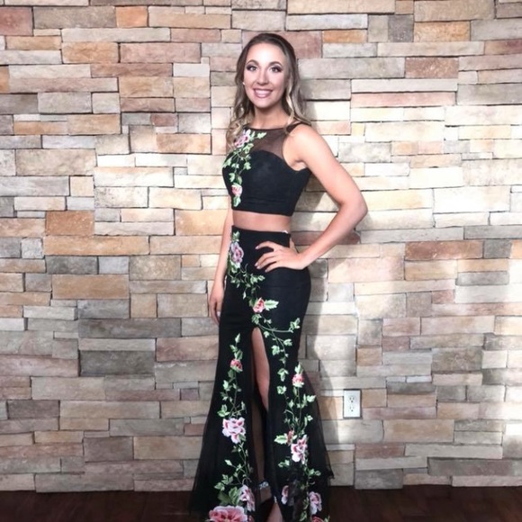 Winter 2017 Sherri Hill Dress - Picture 1 of 5